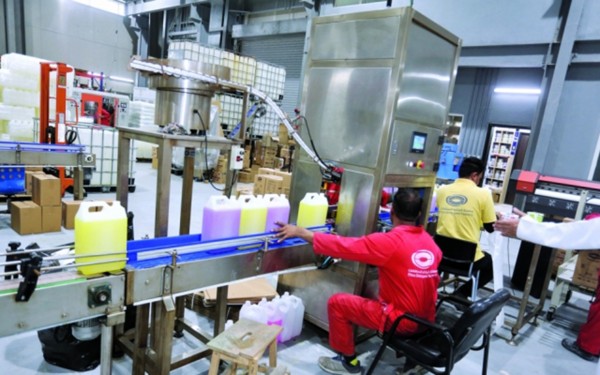 خط إنتاج وتعبئة مواد التنظيف في أحد مصانع المواد الكيميائية في السعودية. (دارة الملك عبدالعزيز)
 