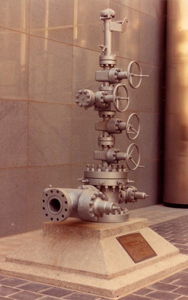 مجسم لبئر 7 (بئر الخير) في بدايات استخراج النفط. (دارة الملك عبدالعزيز)