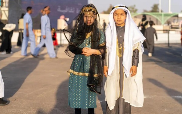 أطفال يرتدون الزي الشعبي خلال إحدى الفعاليات في منطقة الجوف. (واس)