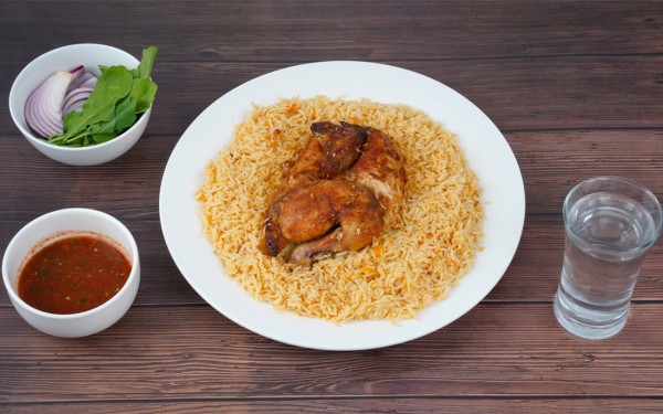 من أشهر أطباق الأرز في منطقة المدينة المنورة الأرز البخاري. (سعوديبيديا)