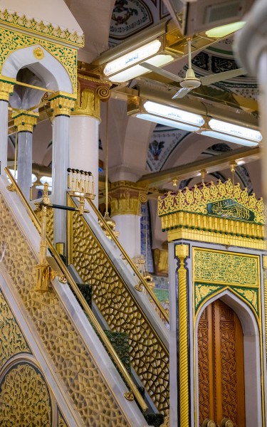 صورة جانبية لمنبر الرسول صلى الله عليه وسلم في المسجد النبوي بالمدينة المنورة. (واس)