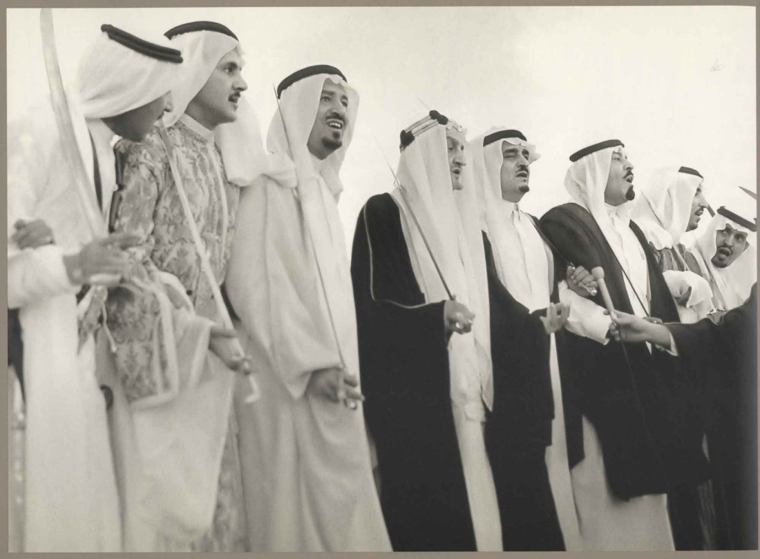 الملك خالد واخوانة بالعرضة السعودية عام 1942م. (دارة الملك عبدالعزيز) 
