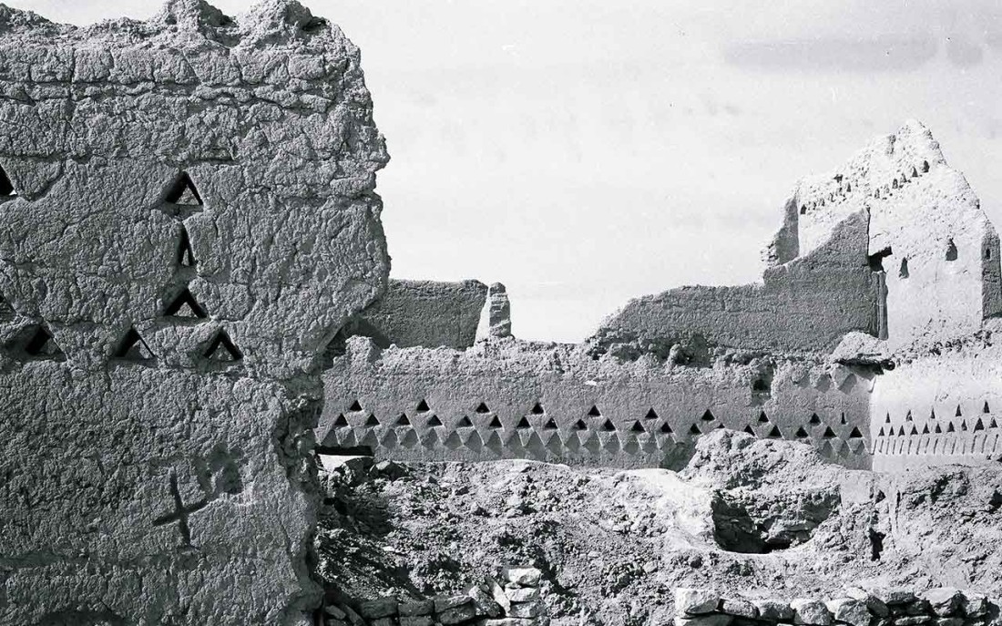اثار المباني الطينية في الدرعية. بيل روغ. 1967م ـ1969م. (دارة الملك عبدالعزيز) 