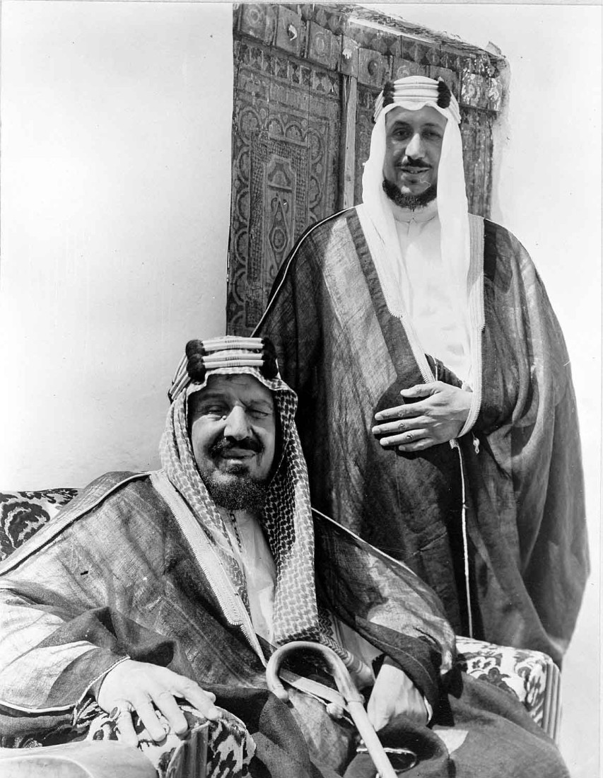 الملك سعود واقفاً جوار والده الملك عبدالعزيز عام 1947م. (دارة-الملك-عبدالعزيز) 