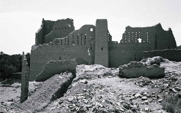 صورة خارجية لبعض بقايا اثار المباني الطينية في الدرعية. بيل روغ. 1967م ـ1969م. (دارة الملك عبدالعزيز)