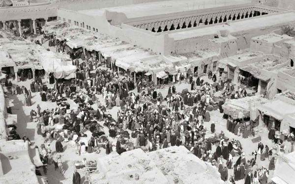 صورة جوية للمسجد الكبير في الرياض والسوق المجاور له. ت.ف.والترز. 1949م. (دارة الملك عبدالعزيز) 