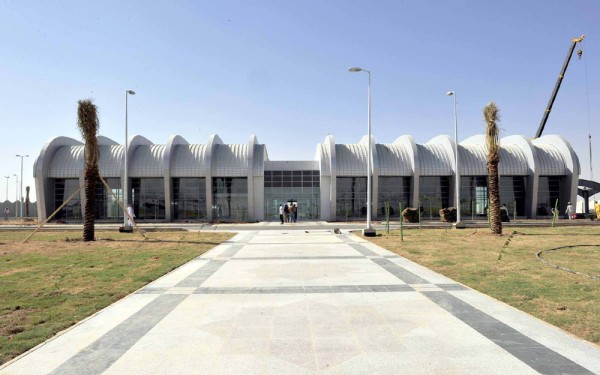 مبنى مطار الأمير سلطان بن عبدالعزيز الدولي أثناء الإنشاء. (واس)