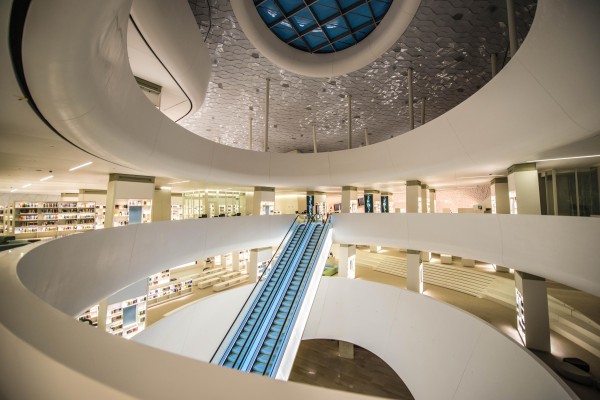 مكتبة إثراء أحد مرافق مركز الملك عبدالعزيز الثقافي العالمي التابع لأرامكو السعودية. (واس)