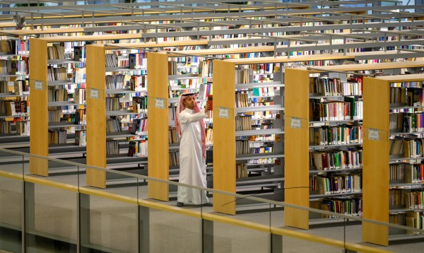 زائر يستعرض محتويات أحد الأقسام في مكتبة الملك فهد الوطنية بالرياض. (وزارة الثقافة) 