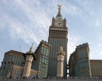 برج الساعة، أيقونة بصرية تتوسط وقف الملك عبدالعزيز بجوار المسجد الحرام في مدينة مكة المكرمة. (واس)