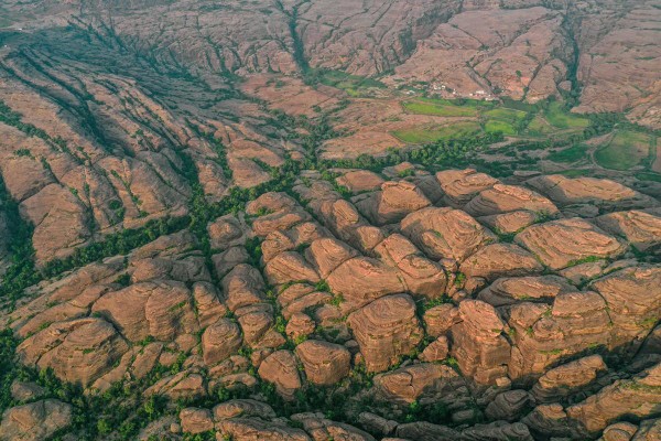 صورة جوية لجبال القهر في محافظة الريث بمنطقة جازان. (واس)