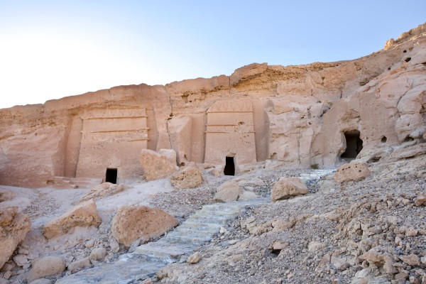 مغاير شعيب أحد أهم المعالم الأثرية في محافظة البدع التابعة لمنطقة تبوك شمال المملكة. (سعوديبيديا)