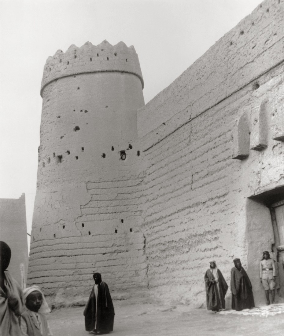 بوابة قصر المصمك التاريخي في تصوير قديم. (دارة الملك عبدالعزيز)