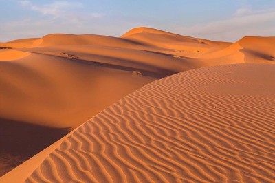 الكثبان الرملية في صحراء الربع الخالي بالسعودية. (دارة الملك عبدالعزيز)