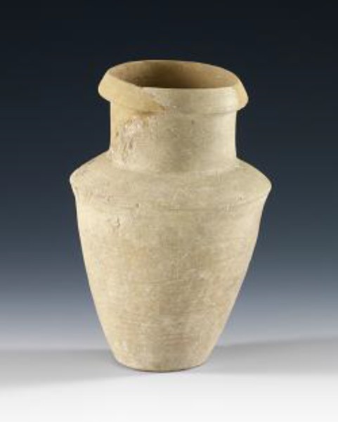 جرة فخارية بيضاء تعود للحضارة الدلمونية ويُقدر عمرها بنحو 3000 سنة قبل الميلاد. (الهيئة العامة للسياحة والآثار)