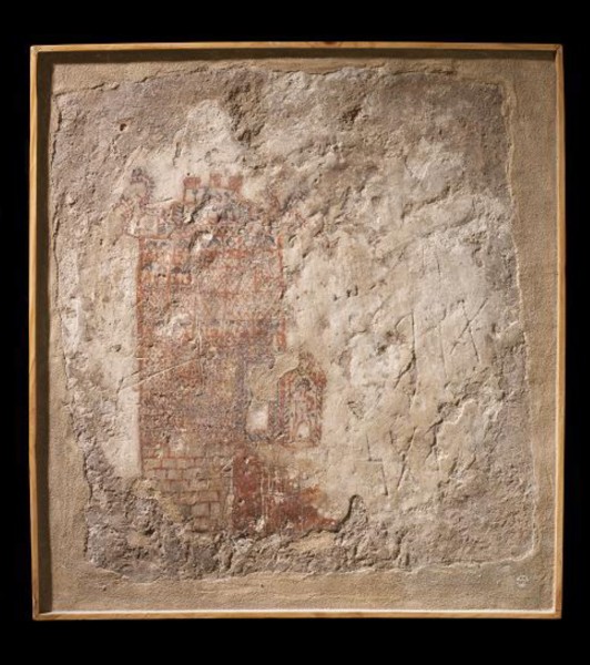 لوحة ملونة من الجص، عُثر عليها في قرية الفاو الأثرية. (الهيئة العامة للسياحة والآثار)