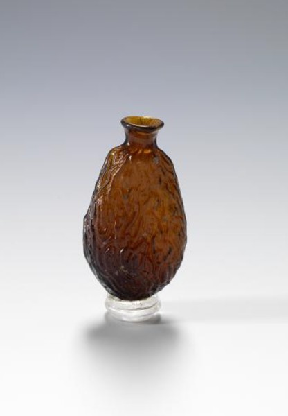 قارورة مصنوعة من الزجاج العسلي عُثر عليها في قرية الفاو الأثرية. (الهيئة العامة للسياحة والآثار)
