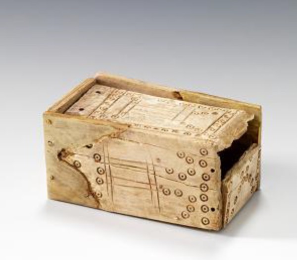 صندوق مستطيل الشكل بغطاء متحرك مصنوع من العظم. (الهيئة العامة للسياحة والآثار)