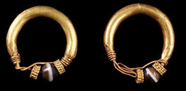 إسوارتان من الذهب  عُثر عليهما في قرية الفاو الأثرية. (الهيئة العامة للسياحة والآثار)