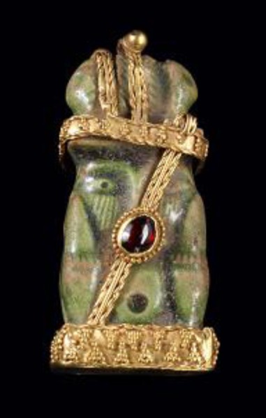 دلاية ذهبية تشكلت من الخزف عثر عليها في قرية الفاو الأثرية. (الهيئة العامة للسياحة والآثار)