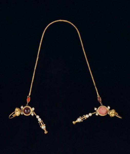 سلسلة مصنوعة من الذهب عثر عليها في عين جاوان بالمنطقة الشرقية. (الهيئة العامة للسياحة والآثار)