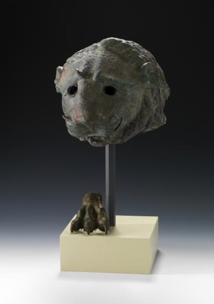 قطعة أثرية على شكل رأس أسد ومخلبه مصنوعة من البرونز. (الهيئة العامة للسياحة والآثار)