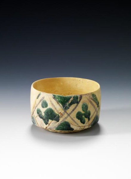 إناء دائري الشكل مصنوع من الفخار يرجع تاريخه إلى القرن الثالث الهجري. (الهيئة العامة للسياحة والآثار)