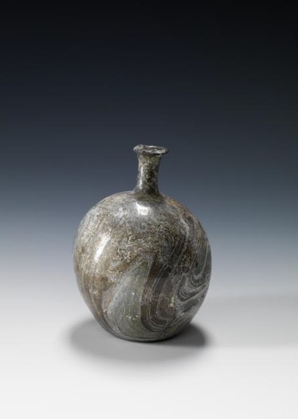 قارورة مصنوعة من الزجاج المعرق يعود تاريخها إلى العصر العباسي.  (الهيئة العامة للسياحة والآثار) 