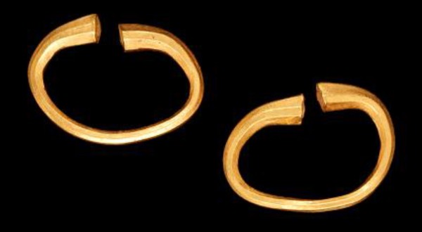 سواران من الذهب يعود تاريخهما إلى الألف الأول قبل الميلاد. (الهيئة العامة للسياحة والآثار)