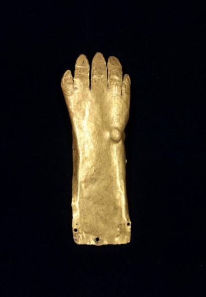 تلبيسة يد مصنوعة من الذهب يعود تاريخها إلى عام 100 قبل الميلاد. (الهيئة العامة للسياحة والآثار)