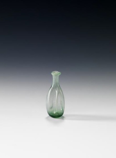 قارورة صغيرة مصنوعة من الزجاج الشفاف، يعود تاريخها إلى القرن التاسع الميلادي. (الهيئة العامة للسياحة والآثار)