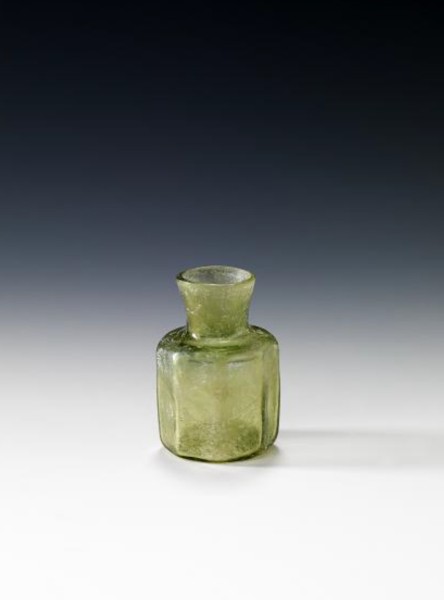 قنينة أثرية من الزجاج الشفاف تستخدم لحفظ العطور. (الهيئة العامة للسياحة والآثار)
