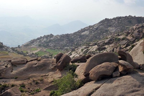صورة من الأعلى لقمم جبل بركوك في منطقة عسير. (واس)