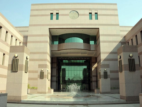 إحدى بوابات جامعة الملك عبدالعزيز في محافظة جدة. (واس)