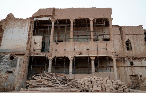 من أعمال الترميم في أحد القصور ضمن مشروع ترميم وتأهيل مباني التراث العمراني بمدينة الرياض. (سعوديبيديا)
