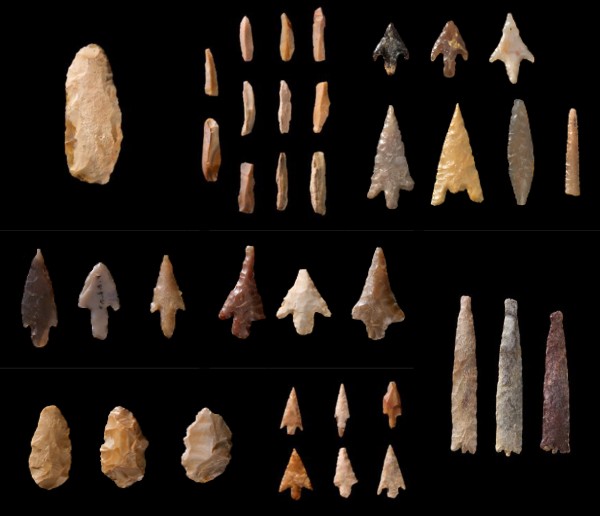 مجموعة من رؤوس السهام المصنوعة من حجر الصوان. (الهيئة العامة للسياحة والآثار) 