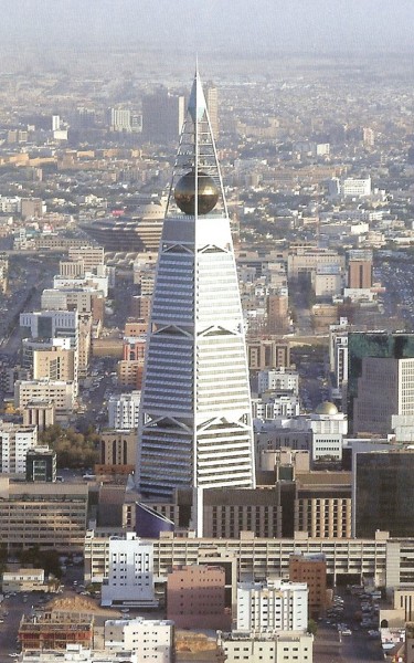 برج الفيصلية في مدينة الرياض. (دارة الملك عبدالعزيز)