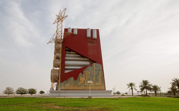 مجسم المواسير في مدينة ينبع الصناعية. (سعوديبيديا)