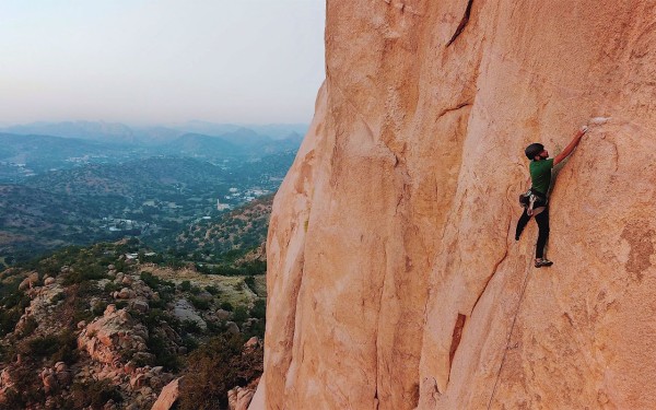 ممارسة رياضة التسلق في جبال عسير جنوب السعودية. (واس)