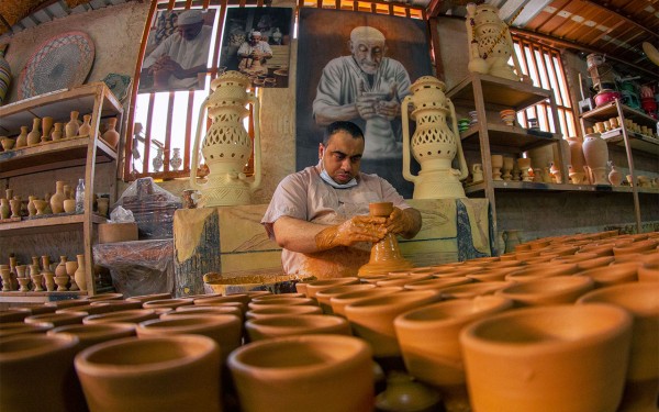 أحد الحرفيين في صناعة الفخار بمحافظة الأحساء في المنطقة الشرقية. (سعوديبيديا)