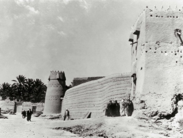 بوابة دخنة وسور مدينة الرياض.ماكس ستاينكي. (دارة الملك عبدالعزيز)