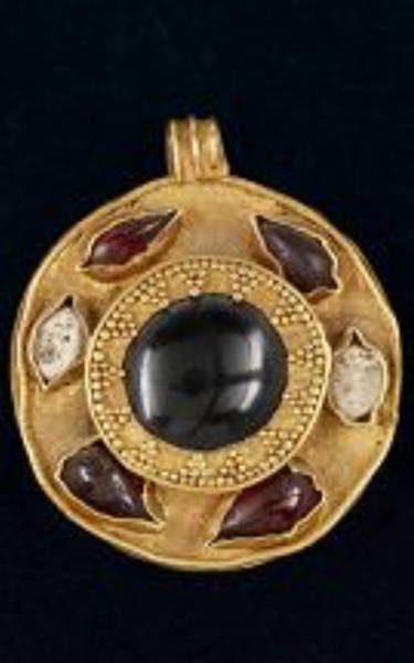 حلية دائرية مصنوعة من الذهب ومرصعة بالياقوت، عُثر عليها في عين جاوان. (الهيئة العامة للسياحة والآثار)