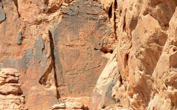 نقش صخري لإنسان في موقع جبة بمنطقة حائل. (واس)