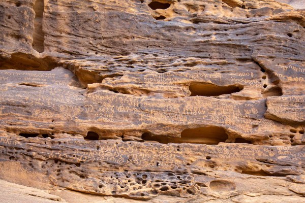 نقوش ثمودية في جبل عكمة بالعلا. (سعوديبيديا)