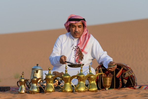 رجل يعمل على تحضير القهوة السعودية. (وزارة الثقافة)