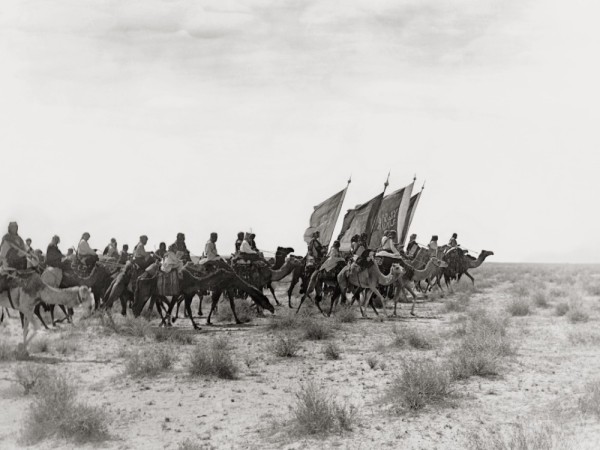 جيش الملك عبدالعزيز في إحدى حملات توحيد المملكة بالقرب من ثاج في المنطقة الشرقية. (دارة الملك عبدالعزيز)