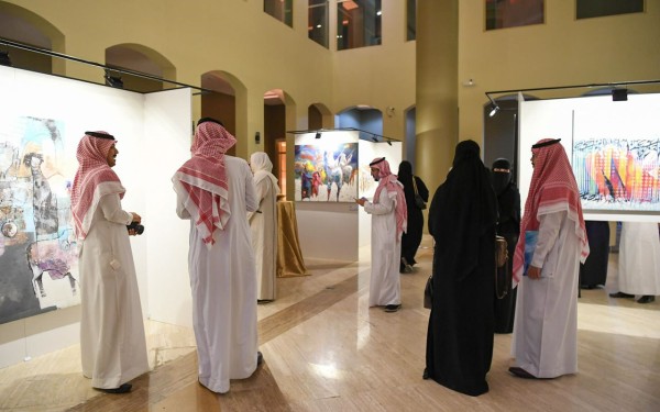 زوار في معرض الفن السعودي المعاصر. (واس)