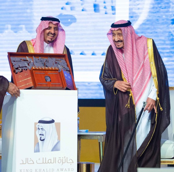 الملك سلمان والأمير فيصل بن خالد في حفل لتكريم الفائزين بجائزة الملك خالد. (واس)