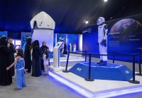 زوار يتعرفون على الزي الرسمي لرواد الفضاء في معرض السعودية نحو الفضاء (واس)