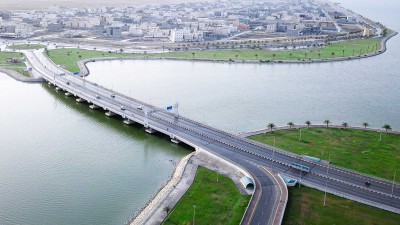 جوية لجزيرة تاروت ويظهر أحد الجسور التي تربط  الجزيرة بمدينة القطيف. (سعوديبيديا)
